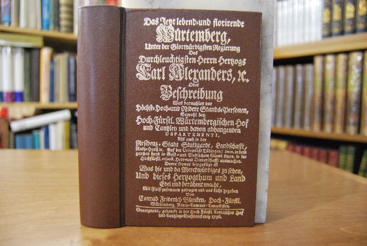 Das Jetzt lebend und florierende Würtemberg, unter der Glorwürdigsten Regierung des Durchleuchtigsten Herrn Herzogs Karl Alexanders, A. oder Beschreibung was vermahlen vor Höchst- Hoch und Nidere Standes-Personen, sowohl den Hoch-Fürstl. Würtemb. Hof und Cantzley und davon abhangenden Departements, Als auch in der Residenz-Stadt Stuttgardt, Landschafft, Rath-Hauß etc. Auf der Universität Tübingen Item in dem gantzen Land in Geist- und Weltlichem Stand seyen so die Hochfürstl. respect. Herr- und Dienerschafft ausmachen. Deme ferner beygefügt ist Was hie und da Merckwürdiges zu sehen, Und dieses Herzogthum und Land Edel und berühmt macht, Mit Fleiß zusammen getragen und ans Licht gegeben.
