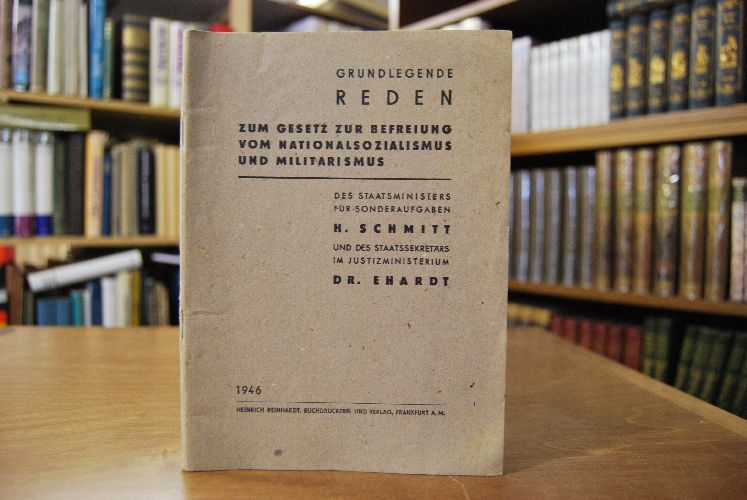 Grundlegende Reden zum Gesetz zur Befreiung vom Nationalsozialismus und Militarismus des Staatsministers für Sonderaufgaben H. Schmitt und des Staatssekretärs im Justizministerium Dr. Ehardt.
