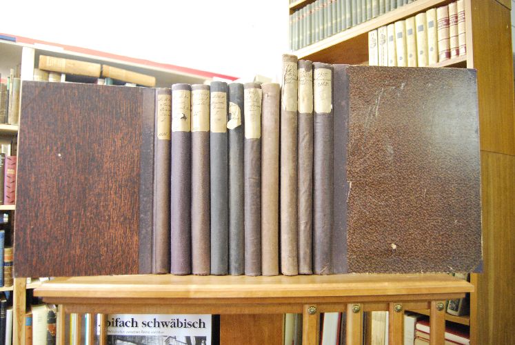Zeitschrift des Mitteldeutschen Kunstgewerbevereins. Nebst Vereinsmitteilungen. Erster Jahrgang 1886; Zweiter Jahrgang 1887; Dritter Jahrgang 1888; Zeitschrift des Mitteldeutschen Kunstvereins Neue Folge Erster Jahrgang 1890 (Kunstgewerbeblatt); Neue Folge Dritter Jahrgang 1891/92 (Kunstgewerbeblatt); Neue Folge Vierter Jahrgang 1892/93 (Kunstgewerbeblatt); Neue Folge, Sechster Jahrgang 1894/95 (Kunstgewerbeblatt); Neue Folge, Siebter Jahrgang 1895/96 (Kunstgewerbeblatt); Neue Folge, Zehnter Jahrgang 1898/99 (Kunstgewerbeblatt); Kunstgewerbeblatt herausgegeben von Karl Hoffacker, Neue Folge, Elfter Jahrgang 1900; Kunstgewerbeblatt, Neue Folge Zwölfter Jahrgang 1901; Kunstgewerbeblatt, Neue Folge Vierzehnter Jahrgang 1903; Kunstgewerbeblatt, Neue Folge Fünfzehnter Jahrgang 1904; Kunstgewerbeblatt, Neue Folge Siebzehnter Jahrgang 1906; Zeitschrift des Mitteldeutschen Kunstgewerbevereins zu Frankfurt a.M. Achtzehnter Jahrgang 1906/1907; Kunstgewerbeblatt Neue Folge Zwanzigster Jahrgang 1909; Kunstgewerbeblatt Neue Folge Zweiundzwanzigster Jahrgang 1911; Kunstgewerbeblatt Neue Folge Dreiundzwanzigster Jahrgang 1912; Kunstgewerbeblatt Neue Folge Vierundzwanzigster Jahrgang 1913; Kunstgewerbeblatt Neue Folge Sechsundzwanzigster Jahrgang 1915.