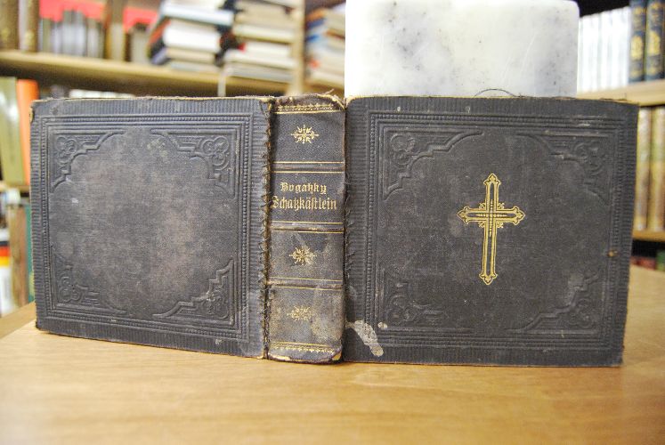 Güldenes Schatz-Kästlein der Kinder Gottes, deren Schatz im Himmel ist; bestehend in auserlesenen Sprüchen der heiligen Schrift, samt beygefügten erbaulichen Anmerkungen und Reimen. 2 Teile in einem Band.