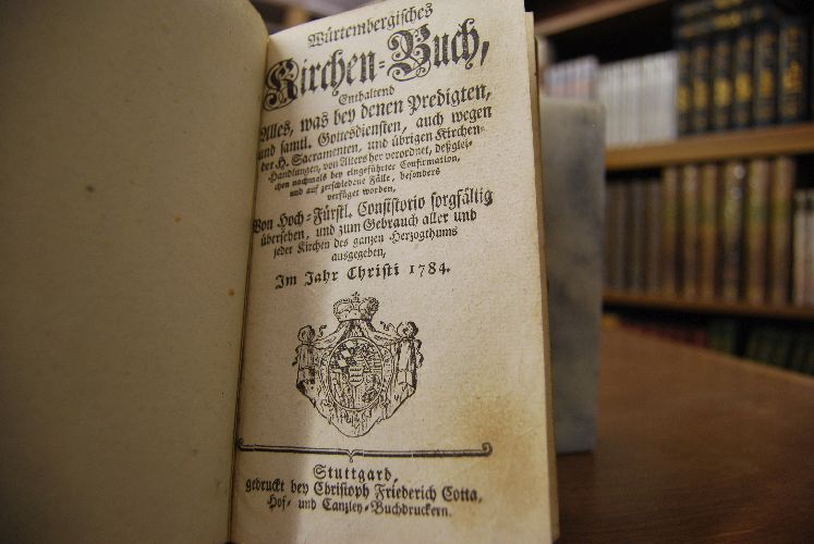 Würtembergisches Kirchen-Buch, Enthaltend Alles, was bey denen Predigten, und samtl. Gottesdiensten, auch wegen der H. Sacramenten, und übrigen Kirchen-Handlungen, von Alters her verordnet, deßgleichen nachmals bey eingeführter Confirmation, und auf zerschiedene Fälle, besonders verfüget worden, Von Hoch-Fürstl. Consistorio sorgfältig übersehen, und zum Gebrauch aller und jeder Kirchen des ganzen Herzogthums ausgegeben im Jahr Christi 1784. Beigebunden Würtenbergisches Kirchen-Buch, enthaltend Die Sonn- Fest- und Feyertägliche Evangelien, Episteln, und Texte, welche auf jede solche Zeit vorgeschrieben sind. Ingleichem die Leidens-Geschichte unseres Herrn und Heilandes Jesu Christi, welche aus denen vier Evangelisten zusammen gezogen, jährlich in der Palm-Woche verlesen, und summarisch erkläret, über das zweyte Jahr aber durch die ganze Fasten-Zeit ausführlich in allen Kirchen vorgetragen und ausgeleget wird. 1784.