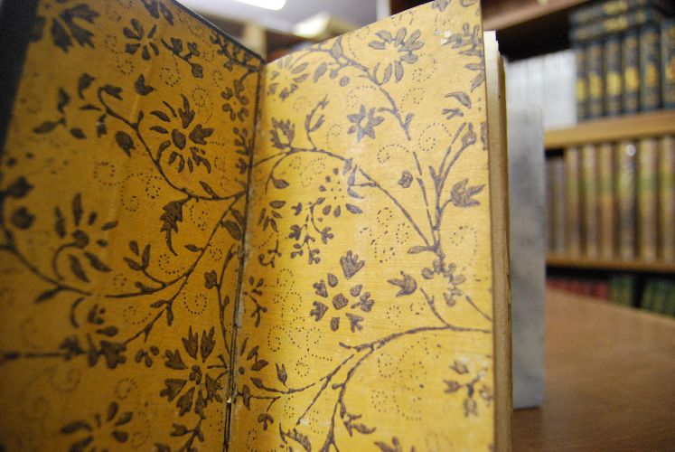 Würtembergisches Kirchen-Buch, Enthaltend Alles, was bey denen Predigten, und samtl. Gottesdiensten, auch wegen der H. Sacramenten, und übrigen Kirchen-Handlungen, von Alters her verordnet, deßgleichen nachmals bey eingeführter Confirmation, und auf zerschiedene Fälle, besonders verfüget worden, Von Hoch-Fürstl. Consistorio sorgfältig übersehen, und zum Gebrauch aller und jeder Kirchen des ganzen Herzogthums ausgegeben im Jahr Christi 1784. Beigebunden Würtenbergisches Kirchen-Buch, enthaltend Die Sonn- Fest- und Feyertägliche Evangelien, Episteln, und Texte, welche auf jede solche Zeit vorgeschrieben sind. Ingleichem die Leidens-Geschichte unseres Herrn und Heilandes Jesu Christi, welche aus denen vier Evangelisten zusammen gezogen, jährlich in der Palm-Woche verlesen, und summarisch erkläret, über das zweyte Jahr aber durch die ganze Fasten-Zeit ausführlich in allen Kirchen vorgetragen und ausgeleget wird. 1784.