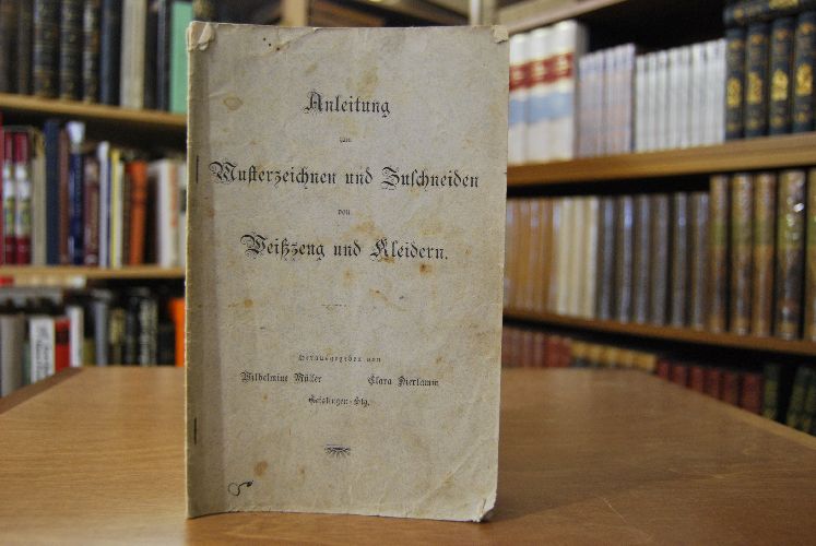 Anleitung zum Musterzeichnen und Zuschneiden von Weißzeug und Kleidern.
