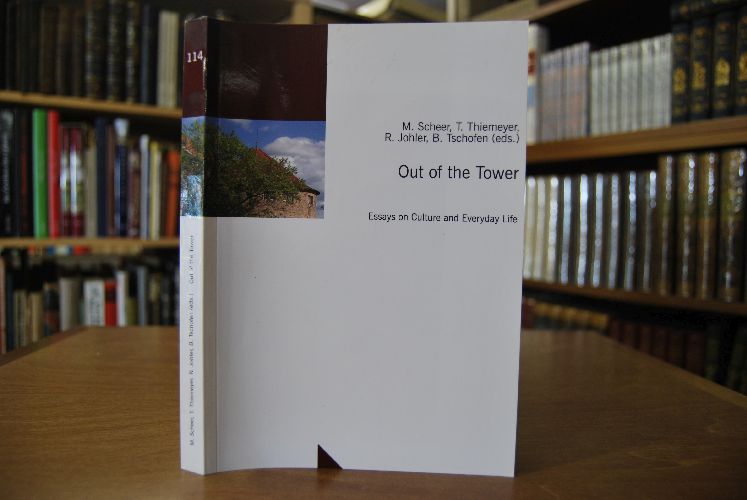 Out of the tower. Essays on culture and everyday life.