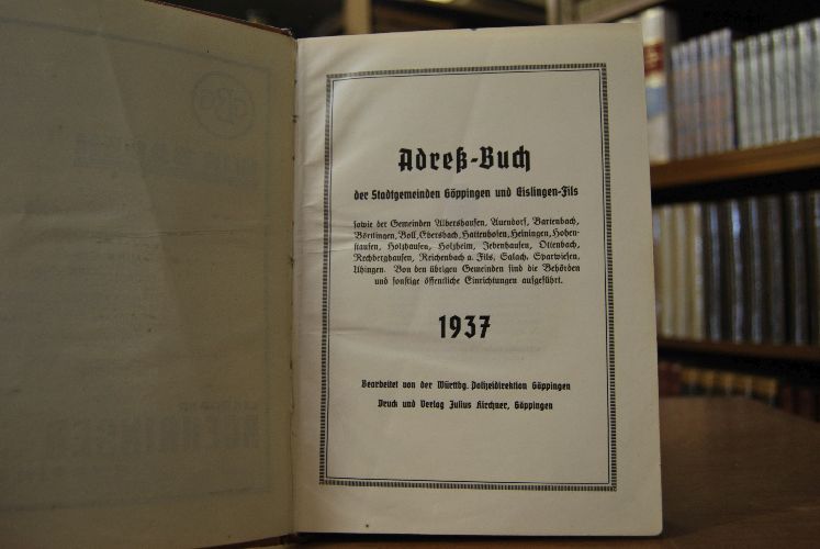 Adreß-Buch der Stadtgemeinden Göppingen und Eislingen-Fils sowie der Gemeinden Albershausen, Auendorf, Bartenbach, Börtlingen, Boll, Ebersbach, Hattenhofen, Heiningen, Hohenstaufen, Holzhausen, Holzheim, Jebenhausen, Ottenbach, Rechberghausen, Reichenbach a.d. Fils, Salach, Sparwiesen, Uhingen. Von den übrigen Gemeinden sind die Behörden und sonstige öffentliche Einrichtungen aufgeführt. 1937.