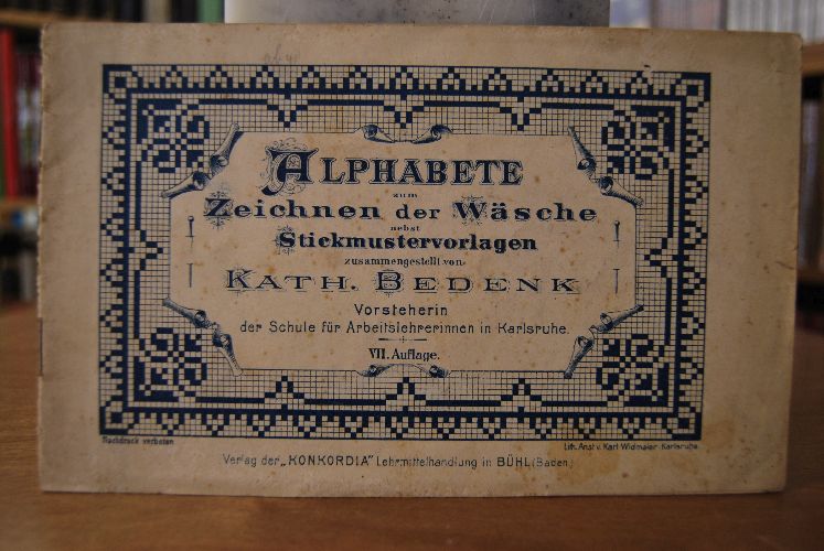 Alphabete zum Zeichnen der Wäsche nebst Stickmustervorlagen zusammengestellt von Kath. Bedenk Vorsteherin der Schule für Arbeitslehrerinnen in Karlsruhe.