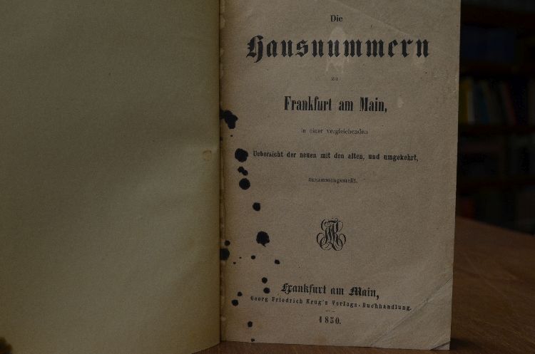 Die Hausnummern zu Frankfurt am Main in einer vergleichenden Uebersicht der neuen mit den alten, und umgekehrt, zusammengestellt.