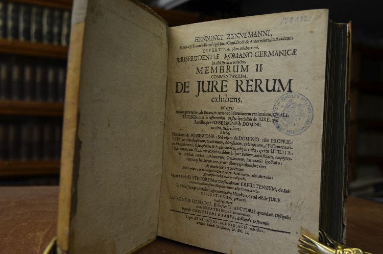 Comentarium De Jure Rerum exhibens in quo Primum generaliter, de Rerum, in juris considerationem venientium, Qualitatibus inter se differentibus Postea specialius de Jure, quo Res illae, per Possessionis & Dominii titulos, Nostra sundt Adeoq;