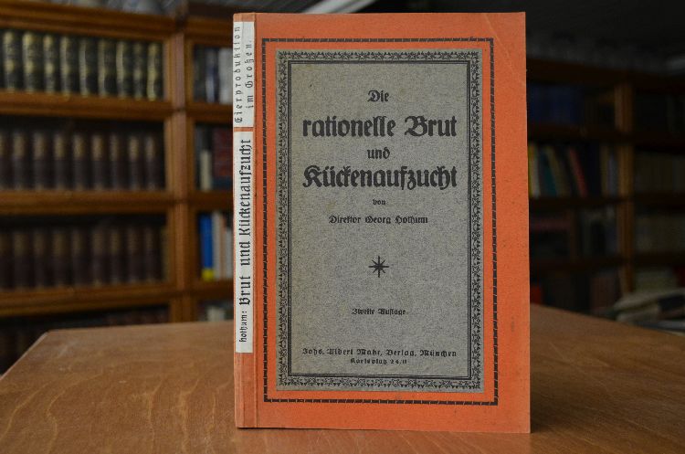 Die rationelle Brut und Kückenaufzucht. Beigebunden S.G. Hanson Eierproduktion im Großen. Mistelgau, Rößler, 1921, 40 S.; C.M. Müller Wie erziehe ich meine Kücken zu guten Legerinnen. Selbstverlag, 4. Tsd., 30 S. mit Ill.; C.M. Müller Wie erziele ich von meinen Legehennen die höchstmögliche Eierzahl zu jeder Jahreszeit? Eine Feststellung der Fehler der zur Zeit auf dem Lande üblichen Fütterungsweise nebst genauer Anweisung, was, wieviel und wie zu füttern ist. Selbstverlag, 21 S.