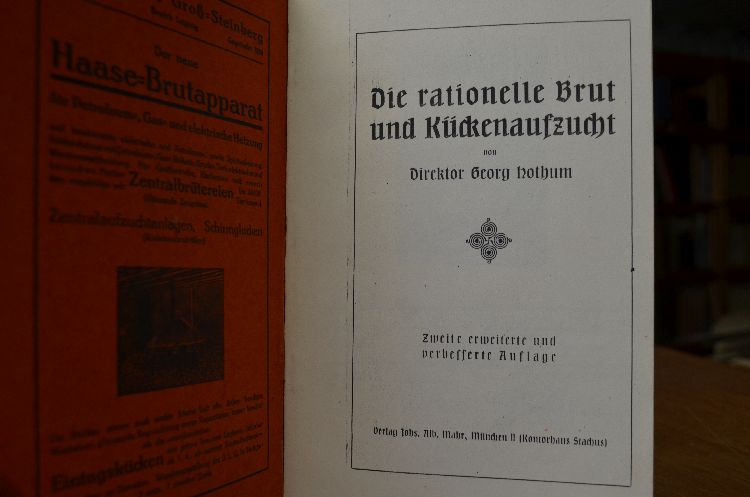 Die rationelle Brut und Kückenaufzucht. Beigebunden S.G. Hanson Eierproduktion im Großen. Mistelgau, Rößler, 1921, 40 S.; C.M. Müller Wie erziehe ich meine Kücken zu guten Legerinnen. Selbstverlag, 4. Tsd., 30 S. mit Ill.; C.M. Müller Wie erziele ich von meinen Legehennen die höchstmögliche Eierzahl zu jeder Jahreszeit? Eine Feststellung der Fehler der zur Zeit auf dem Lande üblichen Fütterungsweise nebst genauer Anweisung, was, wieviel und wie zu füttern ist. Selbstverlag, 21 S.