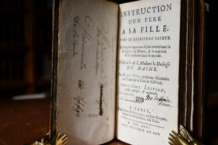 Instruction d`un Père à sa fille, tirée de l`Ecriture Sainte. Sur les plus importans sujets concernant la Religion, les Moeurs, et la manière de se conduire dans le monde. Dédiées à S.A.S. Madame le Duchesse du Maine. Troisième édition, revûë, corrigée, et augmentee.