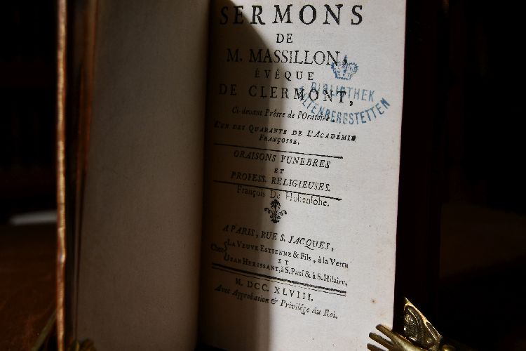 Sermons de M. Massillon, Eveque de Clermont, Ci-devant Pretre de l`oratoire, l`un des quarante de l`Academie Francoise. Oraisons Funebres et Profess. Religieuses.