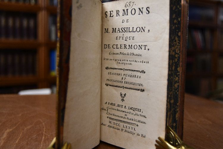 Sermons de M. Massillon, Eveque de Clermont, Ci-devant de l`Oratoire. Oraisons Funebres et Professions Religieuses.