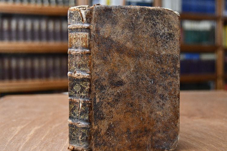 Sermons de Morale, prechez devant le Roy, par M. Flechier, Eveque de Nimes, avec Ses Discours Synodaux, & autres Sermons prechez a l`Ouverture des Etats de Languedoc, & dans sa Cathedrale. Tome Prmier (apart).