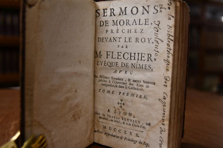 Sermons de Morale, prechez devant le Roy, par M. Flechier, Eveque de Nimes, avec Ses Discours Synodaux, & autres Sermons prechez a l`Ouverture des Etats de Languedoc, & dans sa Cathedrale. Tome Prmier (apart).