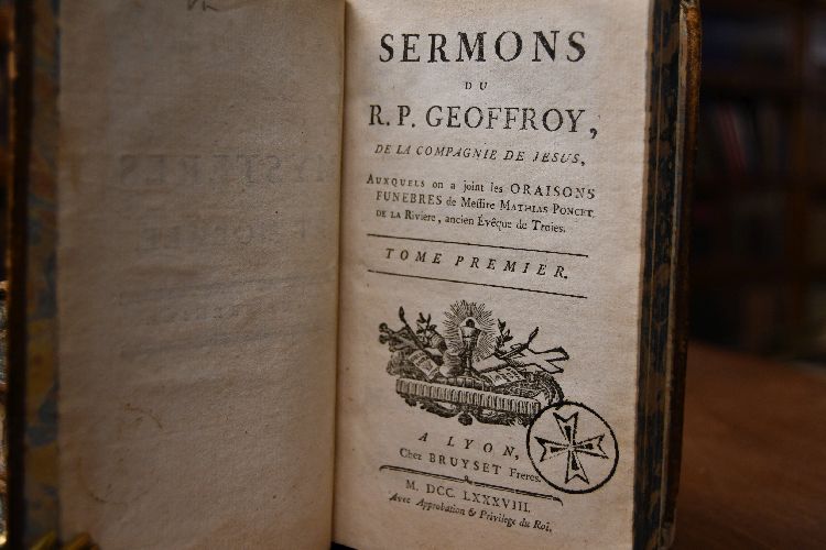 Sermons du R.P. Geoffroy de la Compagnie de Jesus. Auxquels on a joint les Oraisons Funebres de messire Mathias Poncet de la Riviere, ancien évêque de Troies. 4 Bde. (komplett).