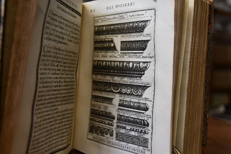 Cours d`Architectur qui comprend les Ordres de Vignole, avec les Commentaires, les Figurs & Descriptions de ses plus beaux Batimens, & de ceux de Michel-Ange. Plusieurs nouveau Desseins, Ornemens & Préseptes concernant la Distribution, la Décoration, la Matieres & la Constructions des Edifices, la Maconnerie, La charpenterie, la Couverture, la Serrurie, la Menuiserie, le Jardinage, & tout ce qui regarde l`Art de Batir, avec une ample Explication par ordre Alphabetique de tous les Termes. Tome Premier + Tome Seconde Dictionnaire d`architecture, ou explication de tous les termes, dont on se sert dans l`architecture, les Mathematiques, la Geometrie, la Mecanique, l`Hydraulique, le Dessein, la Peinture, la Sculpture, les Mesures, les Instruments, la Coutume, etc. La Maconnerie, La Coupe, et l`Apareil des Pierres, la Chapenterie, la Couverture, la Menuiserie, la Serrurerie, la Vitrerie, la Plomberie, le Pave, la Fouille des Terres, le Jardinage, etc. La Distribution, la Decoration, la Matiere & la Construction des Edifices & leurs defauts. Les Bastimens, antiques, sacrez, profanes, champestres, de Marine, aquatiques, publics, & particuliers. Ensemble les Etimologies, & les Noms latins des Termes, avec des Exemples & des Preceptes Le tout par raport a l`Art de Batir..