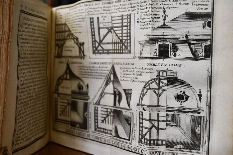 Cours d`Architectur qui comprend les Ordres de Vignole, avec les Commentaires, les Figurs & Descriptions de ses plus beaux Batimens, & de ceux de Michel-Ange. Plusieurs nouveau Desseins, Ornemens & Préseptes concernant la Distribution, la Décoration, la Matieres & la Constructions des Edifices, la Maconnerie, La charpenterie, la Couverture, la Serrurie, la Menuiserie, le Jardinage, & tout ce qui regarde l`Art de Batir, avec une ample Explication par ordre Alphabetique de tous les Termes. Tome Premier + Tome Seconde Dictionnaire d`architecture, ou explication de tous les termes, dont on se sert dans l`architecture, les Mathematiques, la Geometrie, la Mecanique, l`Hydraulique, le Dessein, la Peinture, la Sculpture, les Mesures, les Instruments, la Coutume, etc. La Maconnerie, La Coupe, et l`Apareil des Pierres, la Chapenterie, la Couverture, la Menuiserie, la Serrurerie, la Vitrerie, la Plomberie, le Pave, la Fouille des Terres, le Jardinage, etc. La Distribution, la Decoration, la Matiere & la Construction des Edifices & leurs defauts. Les Bastimens, antiques, sacrez, profanes, champestres, de Marine, aquatiques, publics, & particuliers. Ensemble les Etimologies, & les Noms latins des Termes, avec des Exemples & des Preceptes Le tout par raport a l`Art de Batir..
