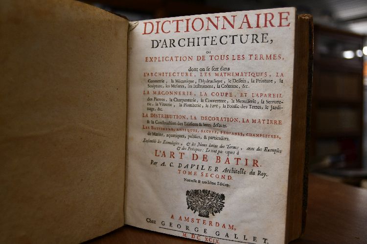Cours d`Architectur qui comprend les Ordres de Vignole, avec les Commentaires, les Figurs & Descriptions de ses plus beaux Batimens, & de ceux de Michel-Ange. Plusieurs nouveau Desseins, Ornemens & Préseptes concernant la Distribution, la Décoration, la Matieres & la Constructions des Edifices, la Maconnerie, La charpenterie, la Couverture, la Serrurie, la Menuiserie, le Jardinage, & tout ce qui regarde l`Art de Batir, avec une ample Explication par ordre Alphabetique de tous les Termes. Tome Premier + Tome Seconde Dictionnaire d`architecture, ou explication de tous les termes, dont on se sert dans l`architecture, les Mathematiques, la Geometrie, la Mecanique, l`Hydraulique, le Dessein, la Peinture, la Sculpture, les Mesures, les Instruments, la Coutume, etc. La Maconnerie, La Coupe, et l`Apareil des Pierres, la Chapenterie, la Couverture, la Menuiserie, la Serrurerie, la Vitrerie, la Plomberie, le Pave, la Fouille des Terres, le Jardinage, etc. La Distribution, la Decoration, la Matiere & la Construction des Edifices & leurs defauts. Les Bastimens, antiques, sacrez, profanes, champestres, de Marine, aquatiques, publics, & particuliers. Ensemble les Etimologies, & les Noms latins des Termes, avec des Exemples & des Preceptes Le tout par raport a l`Art de Batir..