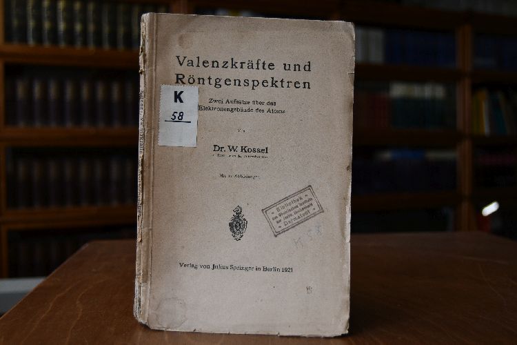 Valenzkräfte und Röntgenspektren. Zwei Aufsätze über das Elektronengebäude des Atoms.