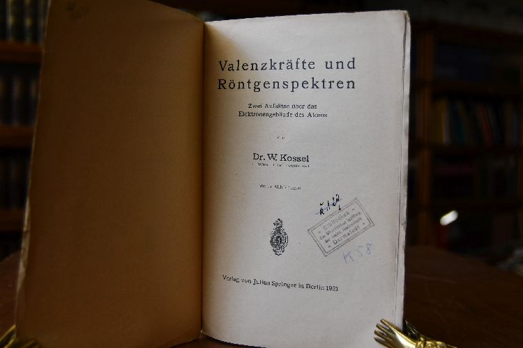 Valenzkräfte und Röntgenspektren. Zwei Aufsätze über das Elektronengebäude des Atoms.