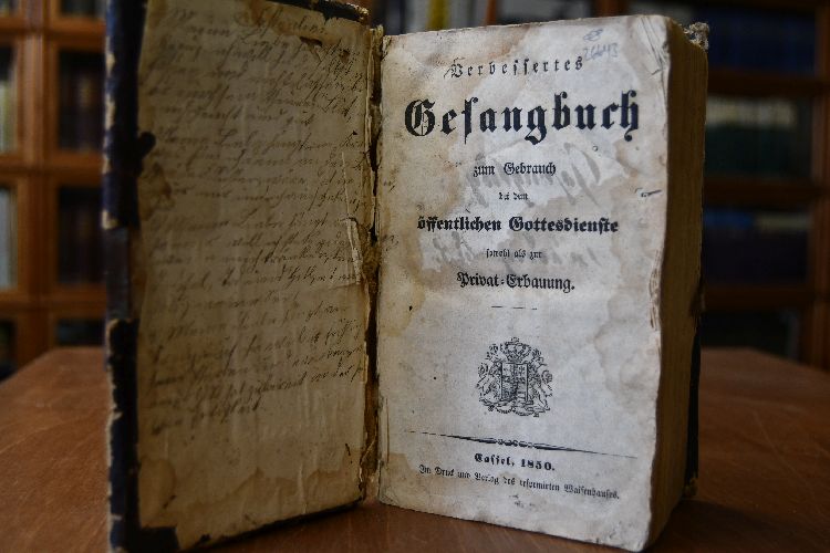 Verbessertes Gesangbuch zum Gebrauche bei dem öffentlichen Gottesdienste sowohl als zur Privat-Erbauung.