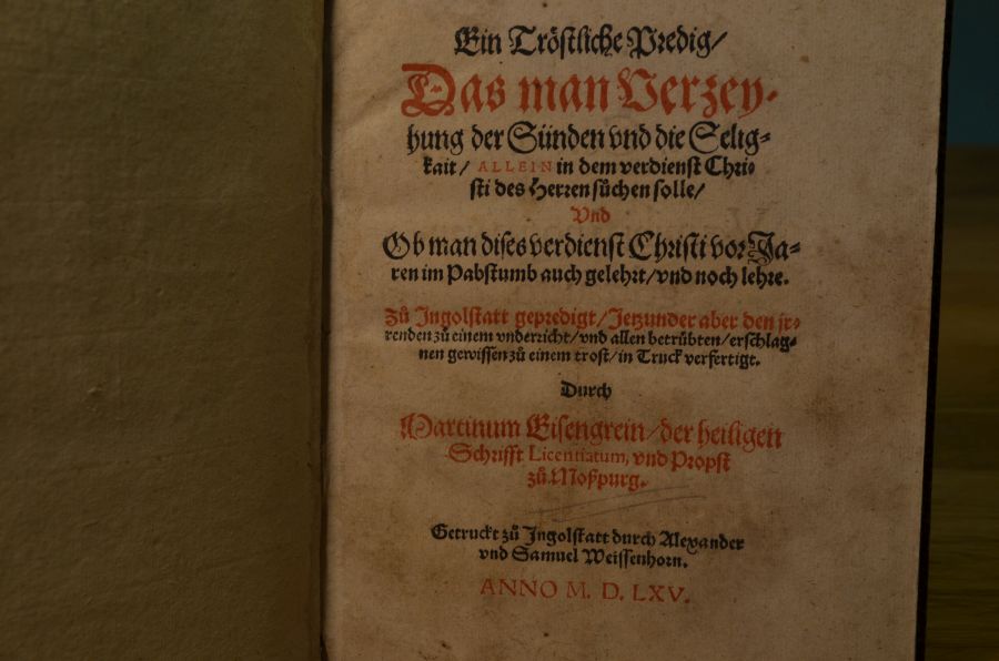 Ein tröstliche Predig, Das man Verzeyhung der Sünden und die Seligkait, allein in dem verdienst Christi des Herren suchen solle, und ob man dises verdienst Christi vor Jaren im Pabstumb auch gelehrt, und noch lehre. Zu Ingolstatt gepredigt, Jetzunder aber den irrenden zu einem underricht, und allen betrübten, erschlagnen gewissen zu einem trost, in Truck verfertigt. Durch Martinum Eisnegrein, der heiligen Schrifft Licentiatum, und Propst zu Moßpurg. Getruckt zu Ingolstatt durch Alexander und Samuel Weissenhorn
