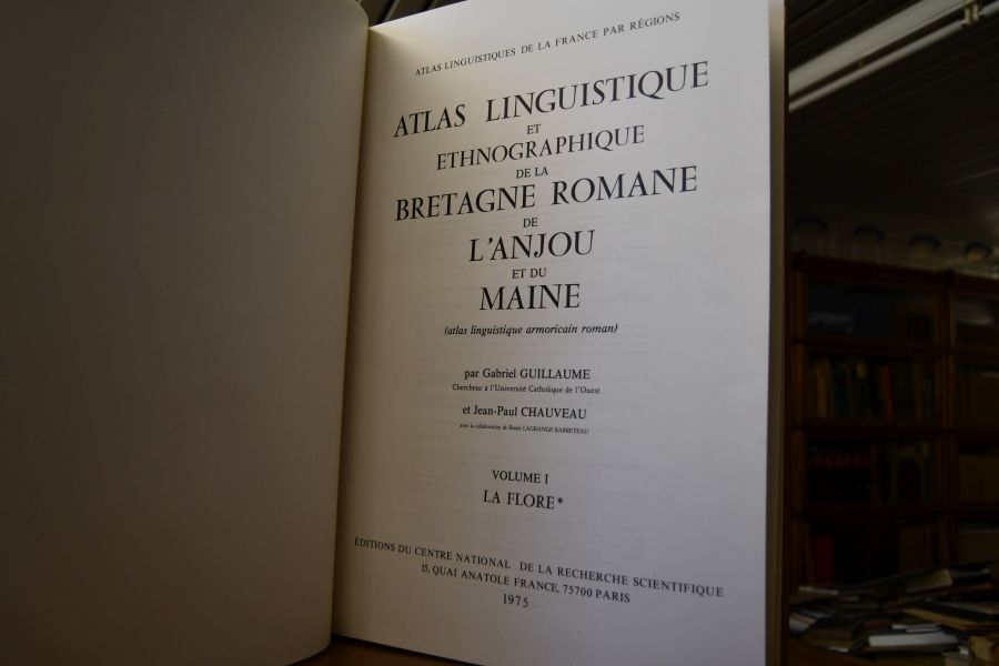 Atlas Linguistique et Ethnographique de la Bretagne-Romane de Anjou et du Maine (atlas linguistique armoricain roman). Volume 1.