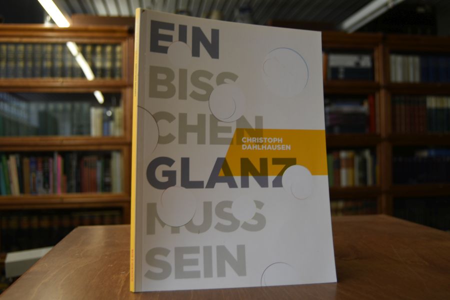 Christoph Dahlhausen ein bisschen Glanz muss sein. Anläßlich der Ausstellung von Christoph Dahlhausen in der Galerie Olschewski & Behm, 3. November - 22. Dezember 2012.