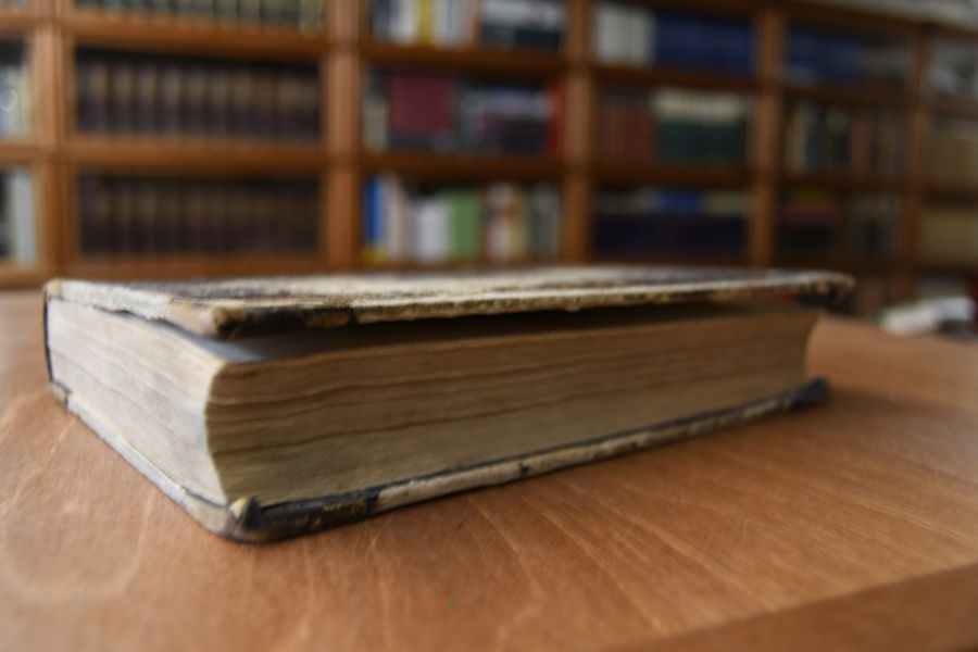 Handbuch der Fremdwörter in der deutschen Schrift- und Umgangsprache, zum Verstehen und Vermeiden jener, mehr oder weniger entbehrlichen Einmischungen mit einem eingefügten Namendeuter und Verzeichniss fremder Wortkürzungen, nenbst den Zeichen der Scheidekunst und der Sternenkunde.