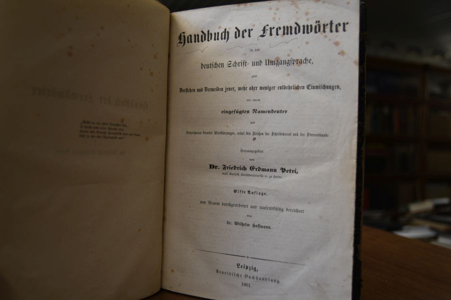 Handbuch der Fremdwörter in der deutschen Schrift- und Umgangsprache, zum Verstehen und Vermeiden jener, mehr oder weniger entbehrlichen Einmischungen mit einem eingefügten Namendeuter und Verzeichniss fremder Wortkürzungen, nenbst den Zeichen der Scheidekunst und der Sternenkunde.