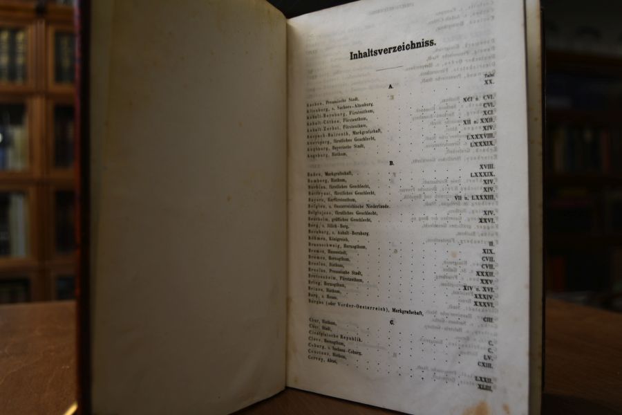 Münzsammlung enthaltend die wichtigsten seit dem Westfälischen Friedenbis zum Jahre 1800 geprägten Gold-und Silbermünzen sämmtlicher Länder und Städte. Mit geographischen, geschichtlichen, statistischen,heraldischen und numismnatischen Erläuterungen.
