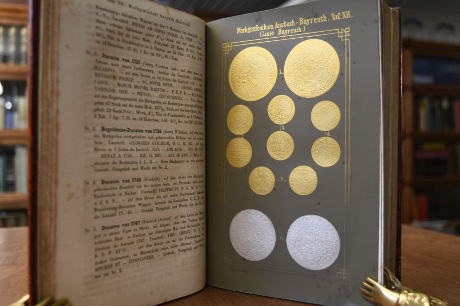 Münzsammlung enthaltend die wichtigsten seit dem Westfälischen Friedenbis zum Jahre 1800 geprägten Gold-und Silbermünzen sämmtlicher Länder und Städte. Mit geographischen, geschichtlichen, statistischen,heraldischen und numismnatischen Erläuterungen.