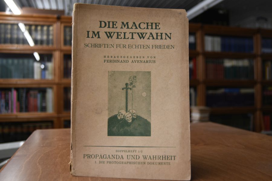 Die Mache im Weltwahn. Schriften für echten Frieden. Doppelheft 1/2. Propaganda und Wahrheit 1. Die photographischen Dokumente.