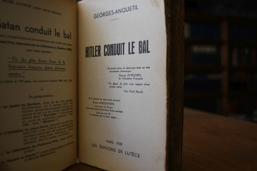 Hitler conduit le bal.