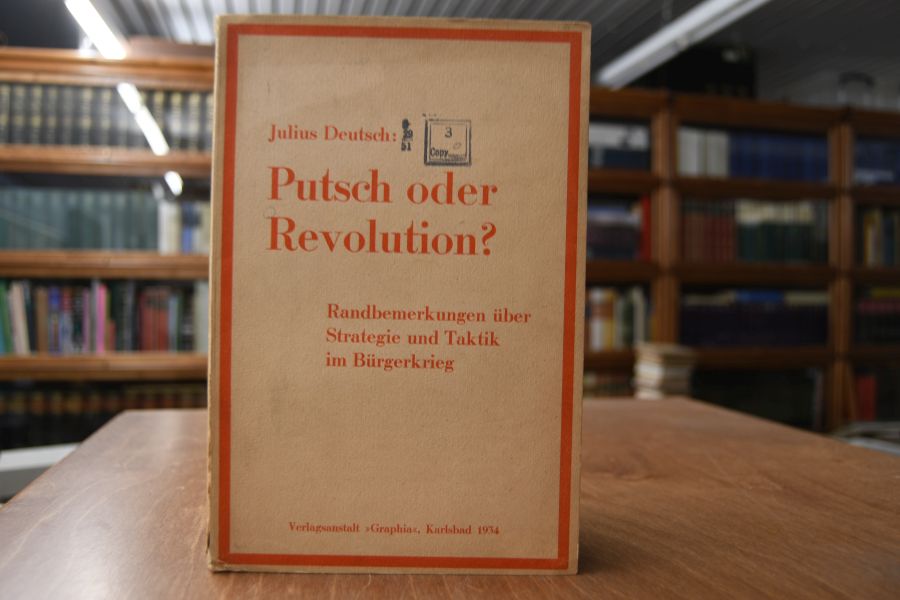 Putsch oder Revolution? Randbemerkungen über Strategie und Taktik im Bürgerkrieg.
