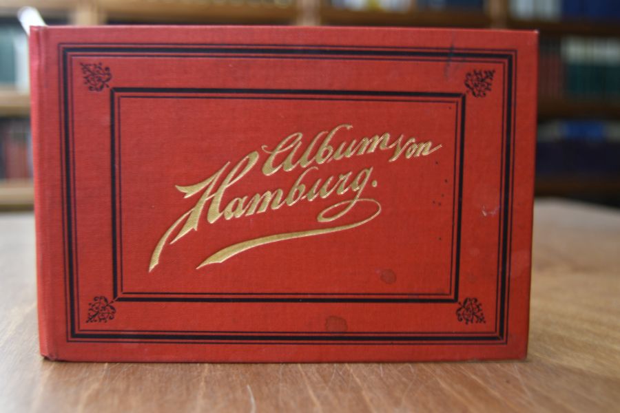 Album von Hamburg. Leporello mit 32 Ansichten, davon einige doppelseitig.