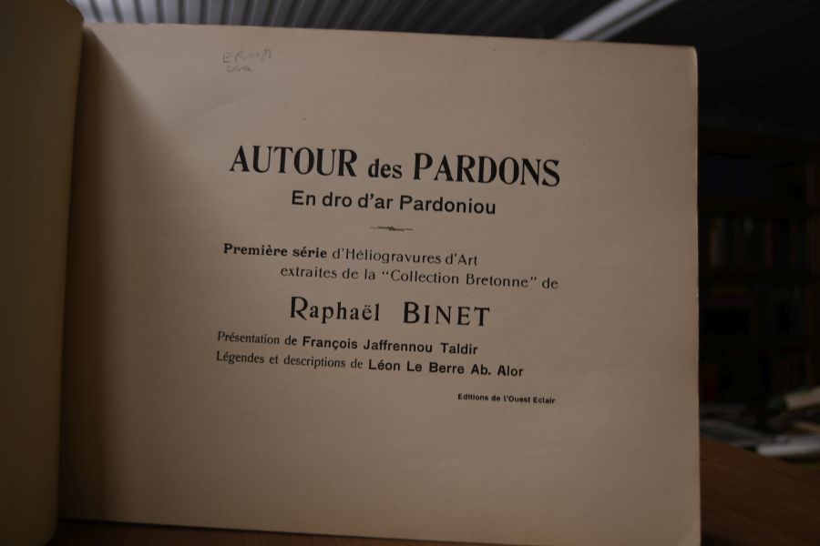 Autour des Pardons. En dro d`ar Pardoniou. Premiere serie d`Heliogravures d`Art extraites de la "Collection Bretonne" de Rahael Binet.