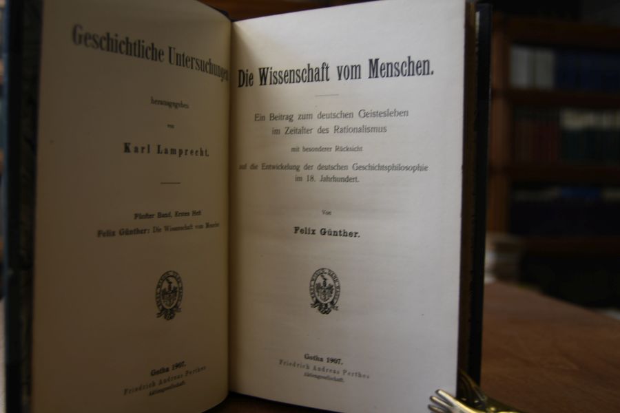 Die Wissenschaft vom Menschen. Ein Beitrag zum deutschen Geistesleben im Zeitalter des Rationalismus mit besonderer Rücksicht auf die Entwicklung der deutschen Geschichtsphilosophie im 18. Jahrhundert. Beigebunden Pflaum Chr. D., J.G. Droysens Historik in ihrer Bedeutung für die moderne Geschichtswissenschaft.