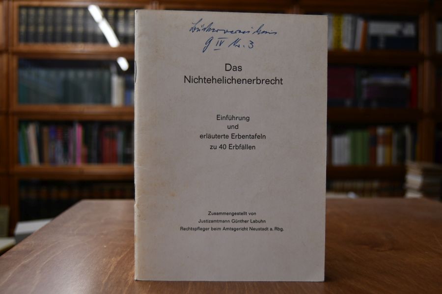 DAs Nichtehelichenerbrecht. Einführung und erläuterte Erbentafeln zu 40 Erbfällen.