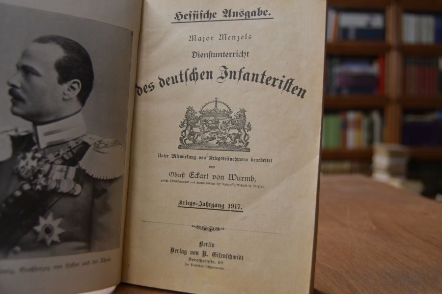 Hessische Ausgabe. Major Menzels Dienstunterricht des deutschen Infanteristen. Kriegs-Jahrgang 1917.