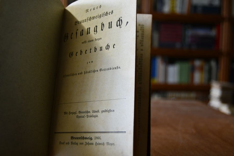 Neues Braunschweigisches Gesangbuch, nebst einem kurzen Gebetbuche zum öffentlichen und häuslichen Gottesdienste.
