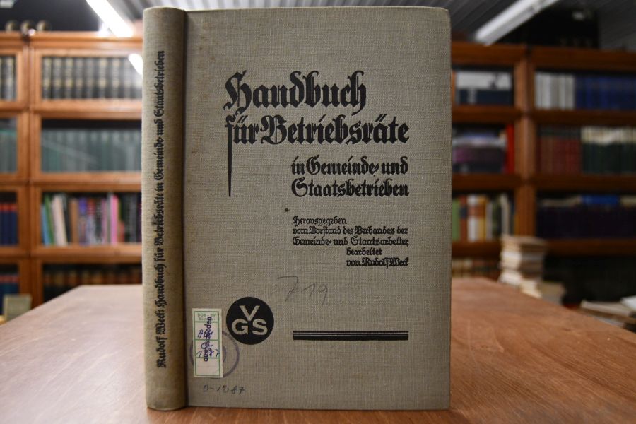 Handbuch für Betriebsräte in Gemeinde- und Staatsbetrieben.