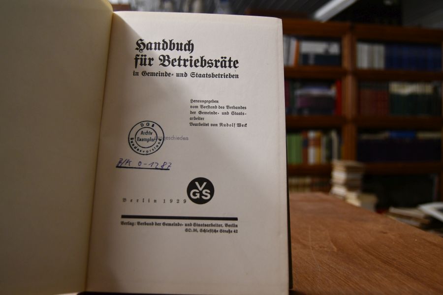 Handbuch für Betriebsräte in Gemeinde- und Staatsbetrieben.