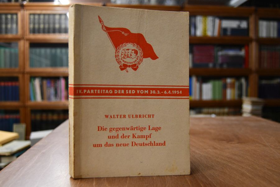 Die gegenwärtige Lage und der Kampf um das neue Deutschland. Rechenschaftsbericht des ZK auf dem IV. Parteitag der Sozialistischen Einheitspartei Deutschlands Berlin, 30. März bis 6. April 1954.
