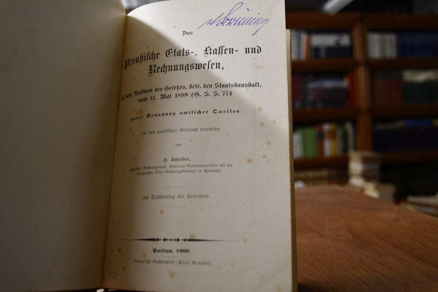Das Preußische Etats-, Kassen- und Rechnungswesen, in dem Rahmen des Gesetzes, betr. den Staatshaushalt, vom 11. Mai 1898 (G.S. S. 77) unter Benutzung von amtlichen Quellen für den praktischen Gebrauch bearbeitet.