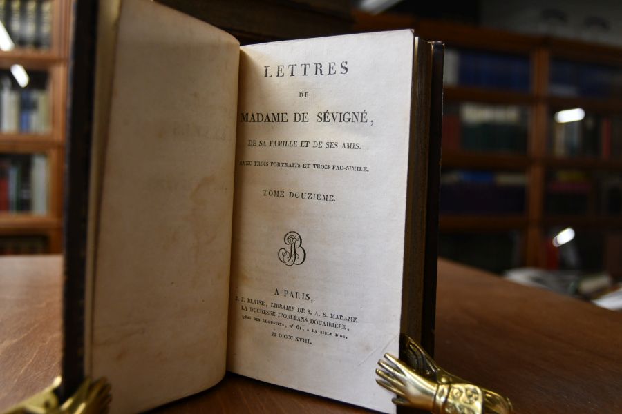 Lettres de Madame de Sevigne, de sa Famille et de ses Amis. Avec trois Portraits et trois Fac-simile. 12 Bde. (komplett).