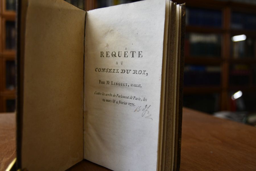 A Requete au Conseil du Roi, Pour Me. Linguet, avocat. Contre les arrets du Parlement de Paris, des 29 mars & 4 fevrier 1775.