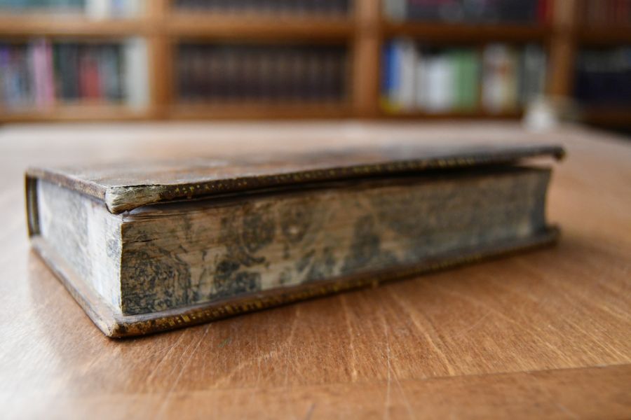 Dialogues sur l`eloquence en general et sur celle de la chaire en particulier. Lettre ecrite a l`Academ ie Francaise et traduction de l`Odyssee.