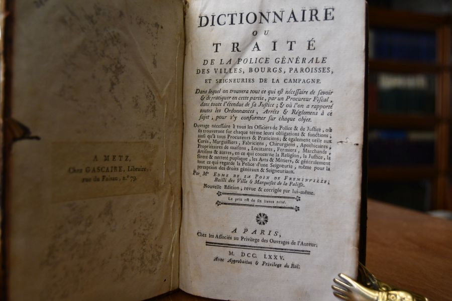Dictionnaire ou Traité de la police générale des villes, bourgs, paroisses, et seigneuries de la campagne. Dans lequel on tourvera tout ce qui est nécessaire de savoir & de pratiquer en cette Partie, par un Procureur Fiscal, dans toute l`étendue de sa Justice, & où l`on a rapporté toutes les Ordonnances, Arrêts & Réglements à ce sujet, pour s`y conformer sur chaque objet.